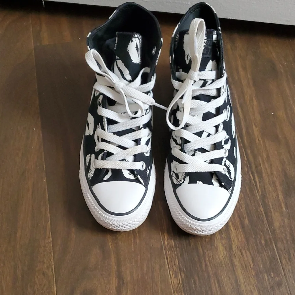 Converse Black and White Lip Print Sneakers - Picture 5 of 8